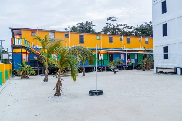 Caye Caulker, Belize - 3 Mart 2016: Görünüm, kirli Mcnasty'nın hostel köyde Caye Caulker, Belize