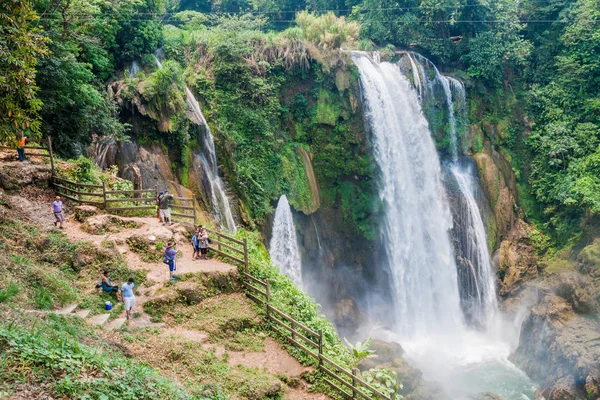 Pulhapanzak Honduras Dubna 2016 Turisté Pozorovat Pulhapanzak Vodopád — Stock fotografie