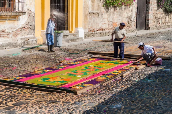 Antigua, Guatemala - 26 Mart 2016: İnsanlar şehirde Antigua Guatemala, Guatemala Paskalya halı süslemeleri.