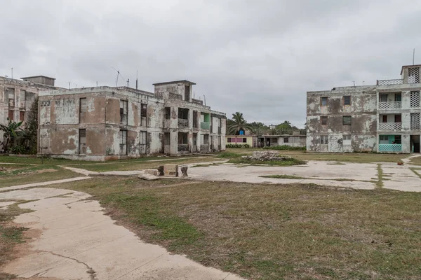 Dilipitated beton blok daireler Gibara Köyü, Küba