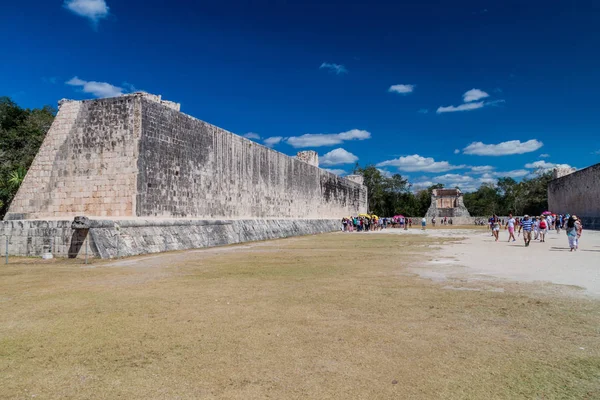Chichen Itza, Meksika - 26 Şubat 2016: Turist kalabalığından arkeolojik sit Chichen Itza büyük top oyunu sarayda ziyaret edin.