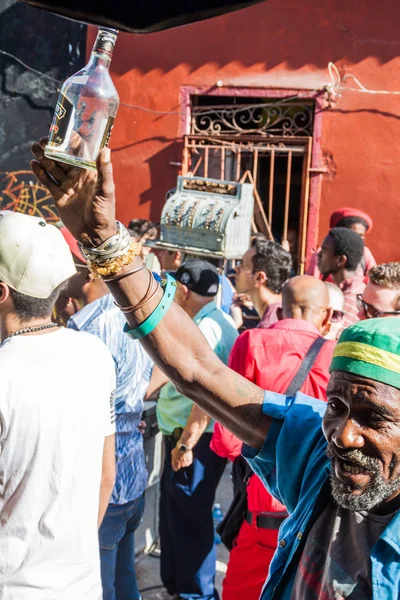 Havana, Küba - 21 Şubat 2016: Yerel adam partiye Havana Centro mahalle sanatsal Callejon de Hamel sokakta.