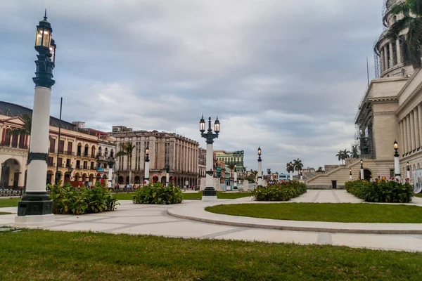 Havana, Küba'da ulusal Capitol önünde park