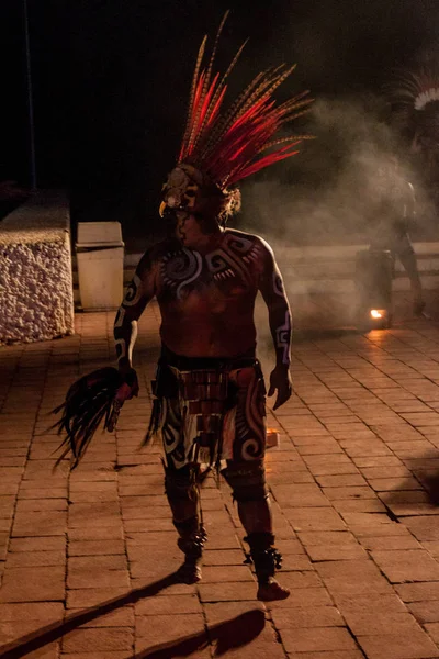Chichen Itza, Meksika - 25 Şubat 2016: Yerli Maya dansçı performans Chichen Itza ruins yakınındaki.