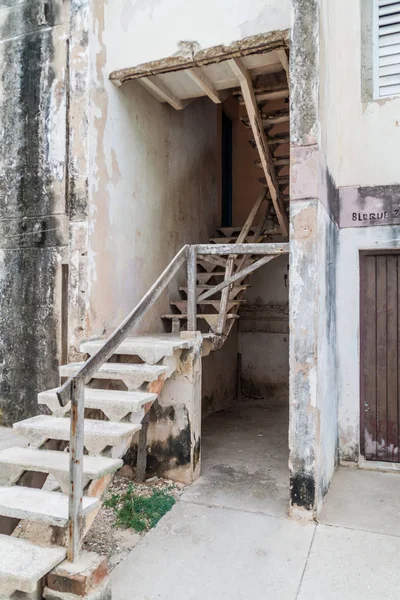 Dilipitated Betong Flervåningshus Gibara Kuba — Stockfoto