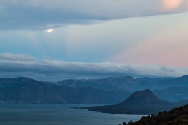 Blick Auf Den Atitlan See Und Den Vulkan Cerro Oro — Stockfoto