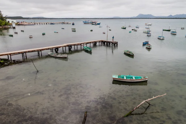 Gibara, Küba - 29 Ocak 2016: Tekneler bir Harbor Gibara Köyü, Küba