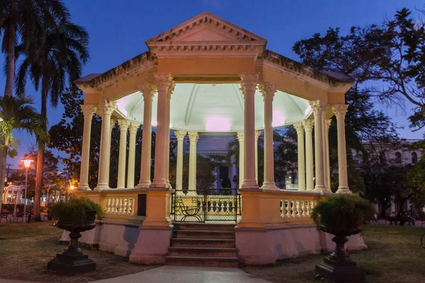サンタクララ キューバの中央にパルケ ヴィダル広場広場からエンバハドーレス望楼 — ストック写真