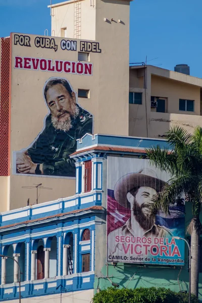 Santiago De Cuba, Cuba - 1 Şubat 2016: Santiago de Cuba Propaganda Posterler. O says: için Küba, Fidel ile. Devrim. Zafer ile emin.