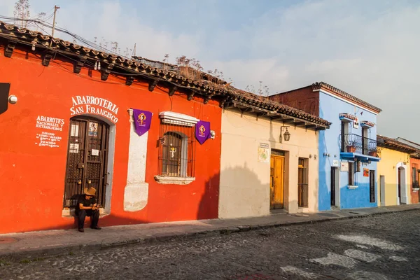 Antigua, Guatemala - 27 Mart 2016: Renkli koloni evler Antigua, Guatemala