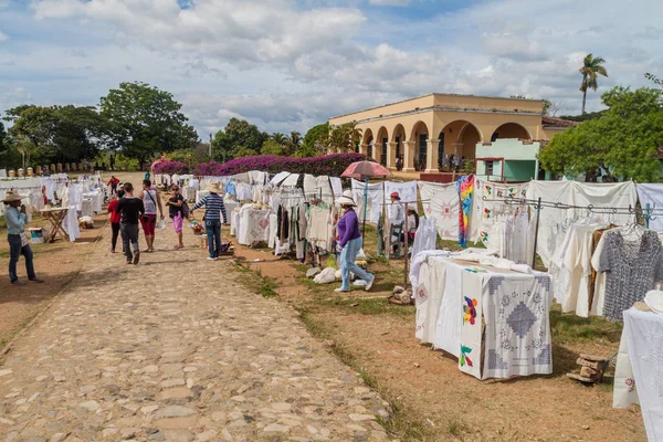 Manaca Iznaga, Küba - 9 Şubat 2016: Valle de los Ingenios Valley yakınındaki Trinidad, Küba Iznaga köyde Hediyelik eşya tezgahları