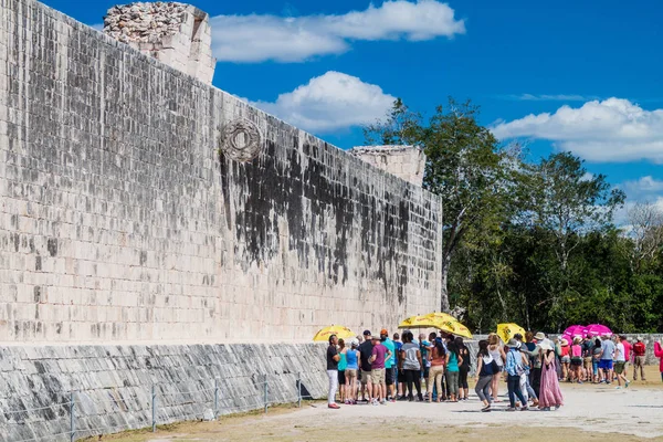 Chichen Itza, Meksika - 26 Şubat 2016: Turist kalabalığından arkeolojik sit Chichen Itza büyük top oyunu sarayda ziyaret edin.