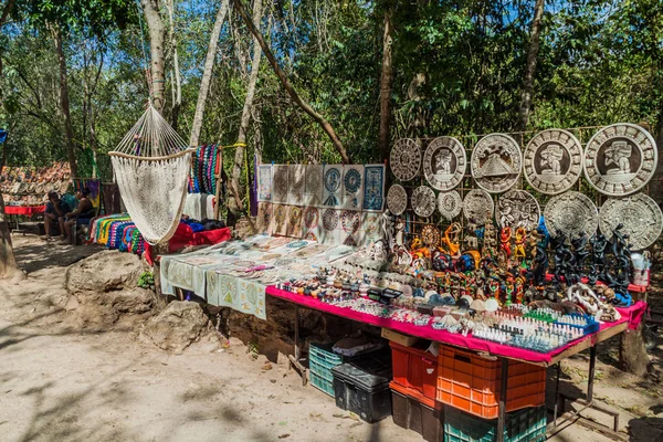 Chichen Itza, Meksika - 26 Şubat 2016: Arkeolojik sit Chichen Itza Hediyelik eşya tezgahları.