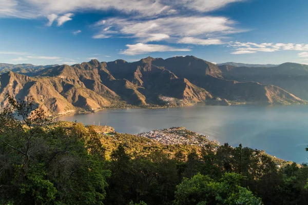 Guatemala göl Atitlan. San Pedro, resmi San Pedro volkan alınan en yakın köyüdür.