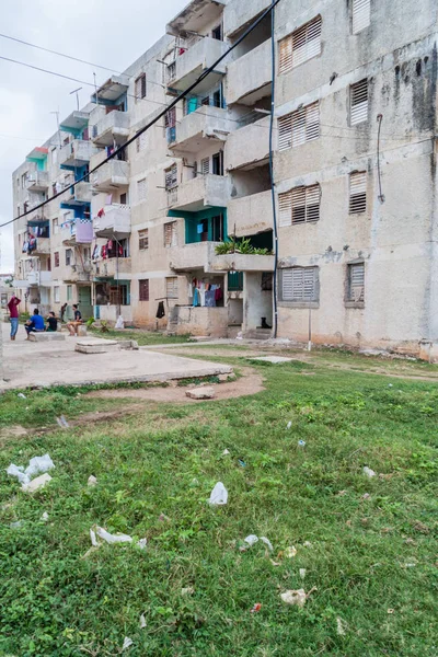 Gibara, Küba - 29 Ocak 2016: Dilipitated beton blok daireler Gibara Köyü, Küba