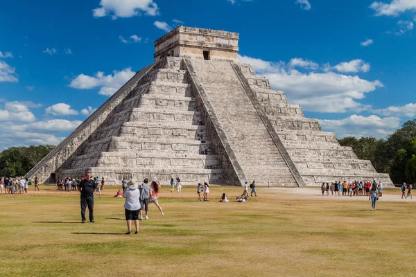 Chichen Itza México Feb 2016 Multidões Turistas Visitam Pirâmide Kukulkan — Fotografia de Stock