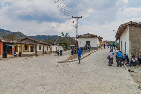 San Manuel De Colohete, Honduras - 15 Nisan 2016: Yerel yerli halkın Street.
