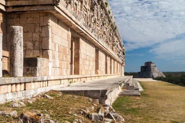 Palacio del Gobernador (valilik Sarayı) Antik Maya şehir Uxmal, Meksika harabelerde bina. Sihirbaz içinde belgili tanımlık geçmiş piramit.