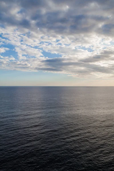 Deniz ve bulutlu gökyüzü arka plan üzerinde