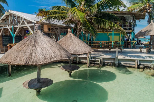 Caye Caulker, Belize - 2 Mart 2016: Tablo ve bir şemsiye bir su adasında Caye Caulker, Belize