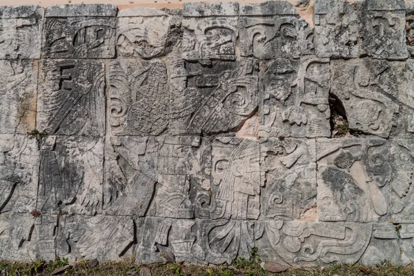 Chichen Itza, Meksika kabartmalar arkeolojik büyük top oyunu sarayda, oyuncuların sitesi.