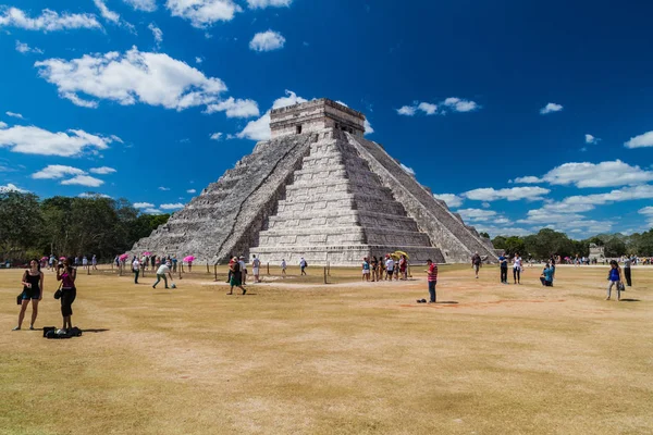 Chichen Itza, Meksika - 26 Şubat 2016: Turist kalabalığından arkeolojik sit Chichen Itza, tüylü yılan piramit ziyaret edin.