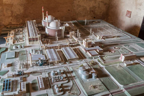 Castillo De Jagua, Küba - 12 Şubat 2016: Modeli terk edilmiş Juragua nükleer santral Castillo de Jagua bir şatoda, Küba