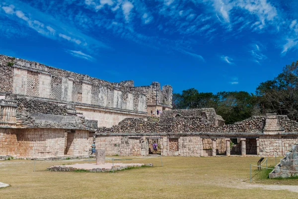 Uxmal, Meksika - 28 Şubat 2016: Antik Maya şehir Uxmal, Meksika kalıntıları, sihirbaz (Piramide del adivino) Piramidi arasındaki bir rahibe Quadrangle (Cuadrangulo de las Monjas) bina kompleksinde turist