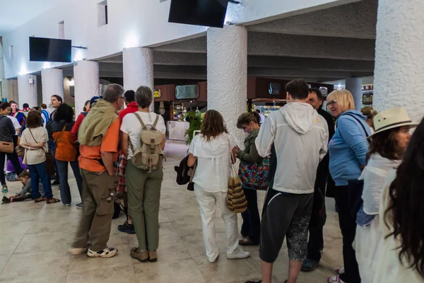 Chichen Itza, Meksika - 25 Şubat 2016: Turistler için bir ışık gösterisi Chichen Itza kalıntıları, bir sıraya bekleyin.