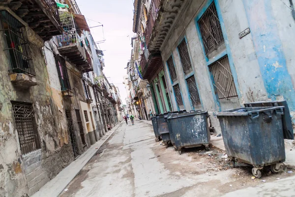 Havana, Küba - 23 Şubat 2016: Eski Havana'da bir sokak görünümünü