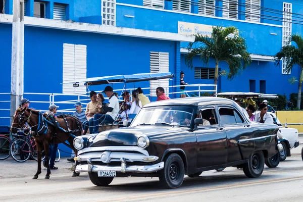 Camagüey, Cuba - 26 Ocak 2016: At arabası ve eski bir araba, Camagüey taşımacılığında ortak ortalaması