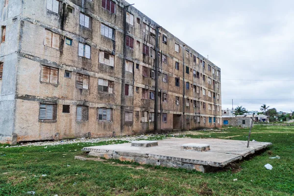 Dilipitated beton blok daireler Gibara Köyü, Küba