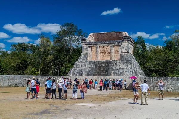 Chichen Itza, Meksika - 26 Şubat 2016: Turist kalabalığından arkeolojik sit Chichen Itza büyük top oyunu sarayda ziyaret edin.