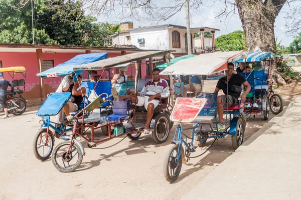 Jaguey'e Grande, Küba - 16 Şubat 2016: Bicitaxi sürücüleri Jaguey'e Grande kasaba, Küba müşteriler için bekleyin.