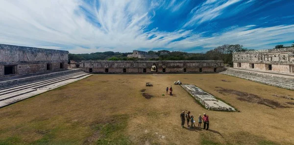 Uxmal, Meksika - 28 Şubat 2016: Rahibenin Quadrangle (Cuadrangulo de las Monjas) bina kompleksinde antik Maya şehir Uxmal, Meksika kalıntıları, Courtyard turist