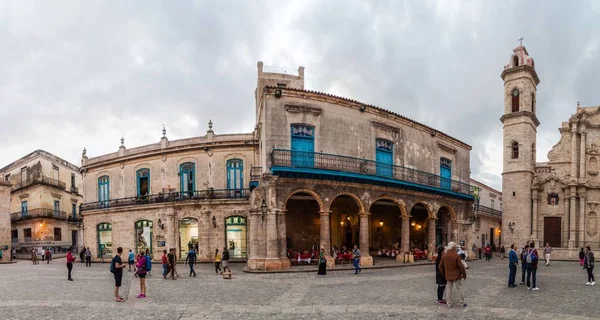 Havana, Küba - 20 Şubat 2016: Panorama Plaza de la Catedral Meydanı Habana Vieja '.