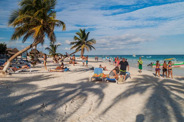 Tulum, Mexio - 29 Şubat 2016: Turist Tulum, Meksika için Karayip kumsalın tadını çıkar