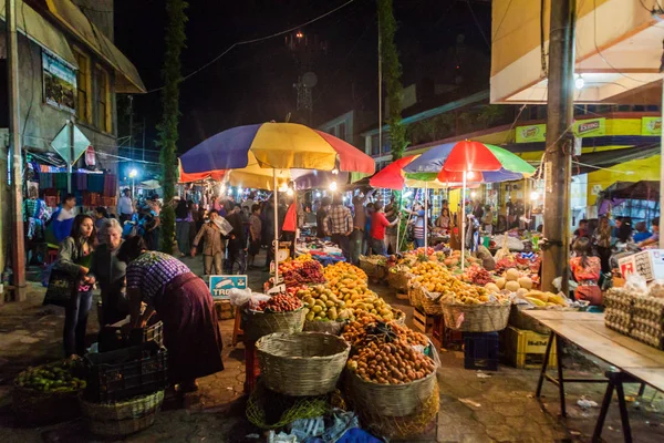 Santiago Atitlan, Guatemala - 23 Mart 2016: Santiago Atitlan Köyü bir pazarda gece görünümü.