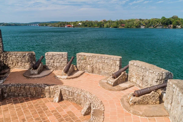 Castillo de San Felipe, İspanyol sömürge fort Gölü Izabal doğu Guatemala girişinde, toplar