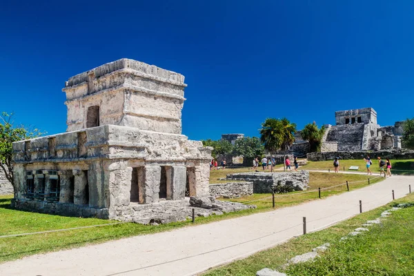 Tulum, Mexio - 29 Şubat 2016: Tulum, Meksika antik Maya şehir kalıntıları turist ziyaret