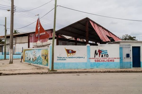 Gibara, Küba - 29 Ocak 2016: Propaganda duvar resimleri Gibara köyü. O says: United müreffeh ve sürdürülebilir socialis için; Sosyalizm korunması için Birleşik.