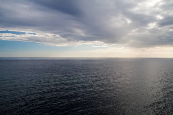 Deniz ve bulutlu gökyüzü arka plan üzerinde