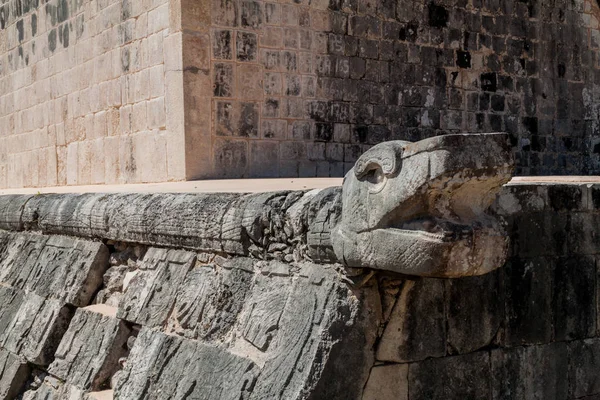 Yılan heykel arkeolojik sit Chichen Itza, Meksika büyük top oyunu sarayda.
