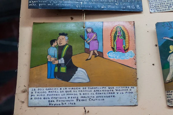 Antigua, Guatemala - 26 Mart 2016: Retablo (Lamine), Meksikalı bir halk sanat adanmışlık resim. Önce Şu yaramaz Bu rahibin oğlu tecavüz bakire de Guadalupe gelen için teşekkür.