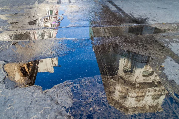 Edifícios São Refletidos Superfície Água Havana Cuba — Fotografia de Stock