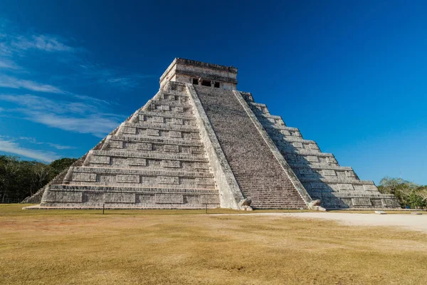 Antik Maya şehri Chichen Itza, Meksika içinde piramit tüylü yılan