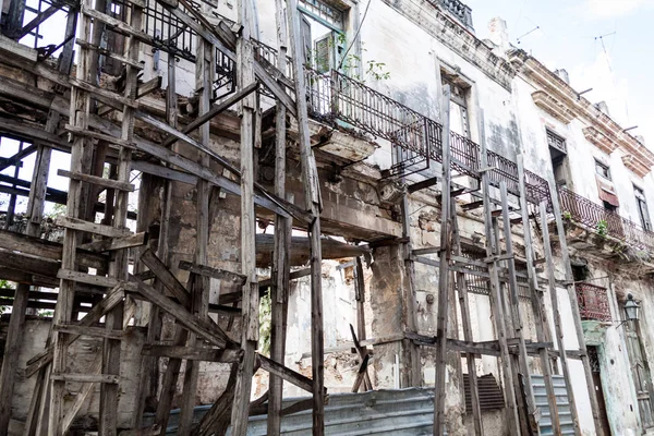 Andamios Madera Que Sostienen Edificio Ruinas Habana Cuba — Foto de Stock