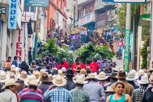 San Pedro La Laguna, Guatemala - 23 Mart 2016: Yerel San Pedro La Laguna köy halkı bir alay Paskalya önce katılmak.