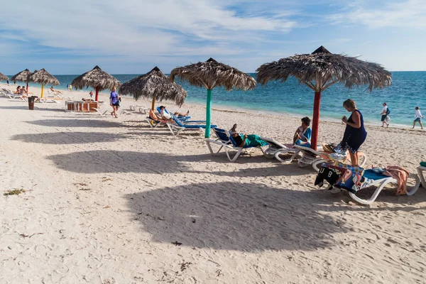 Playa vızıldamak, Küba - 9 Şubat 2016: Turist Playa vızıldamak Trinidad, Küba yakınındaki kumsalda güneşlenmek