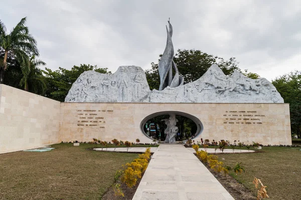 プラザ パトリア Sqaure バヤモ キューバでキューバの偉人のバヤモ キューバ 2016 記念碑 — ストック写真